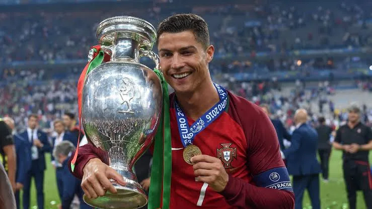 cristiano-ronaldo-la-cau-thu-bong-da-nguoi-nuoc-nao-a-a-12